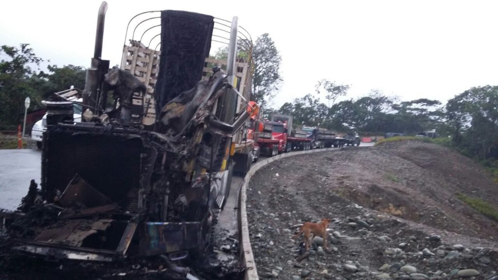 Hombres de las Farc incineraron una tractomula en la vía a Buenaventura