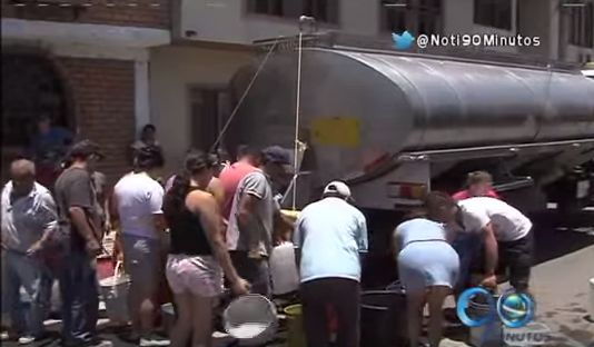 Habitantes de Vijes están recibiendo el agua de carro-tanques y pozos profundos