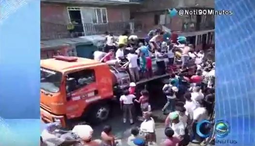 Habitantes de Alto Menga saquean camiones de la Defensa Civil por agua