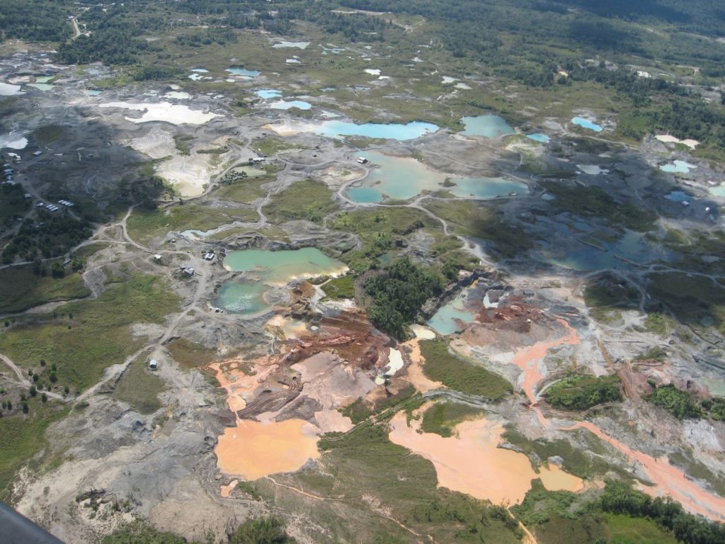 Minería ilegal contamina 13 millones de metros cúbicos de agua en Colombia