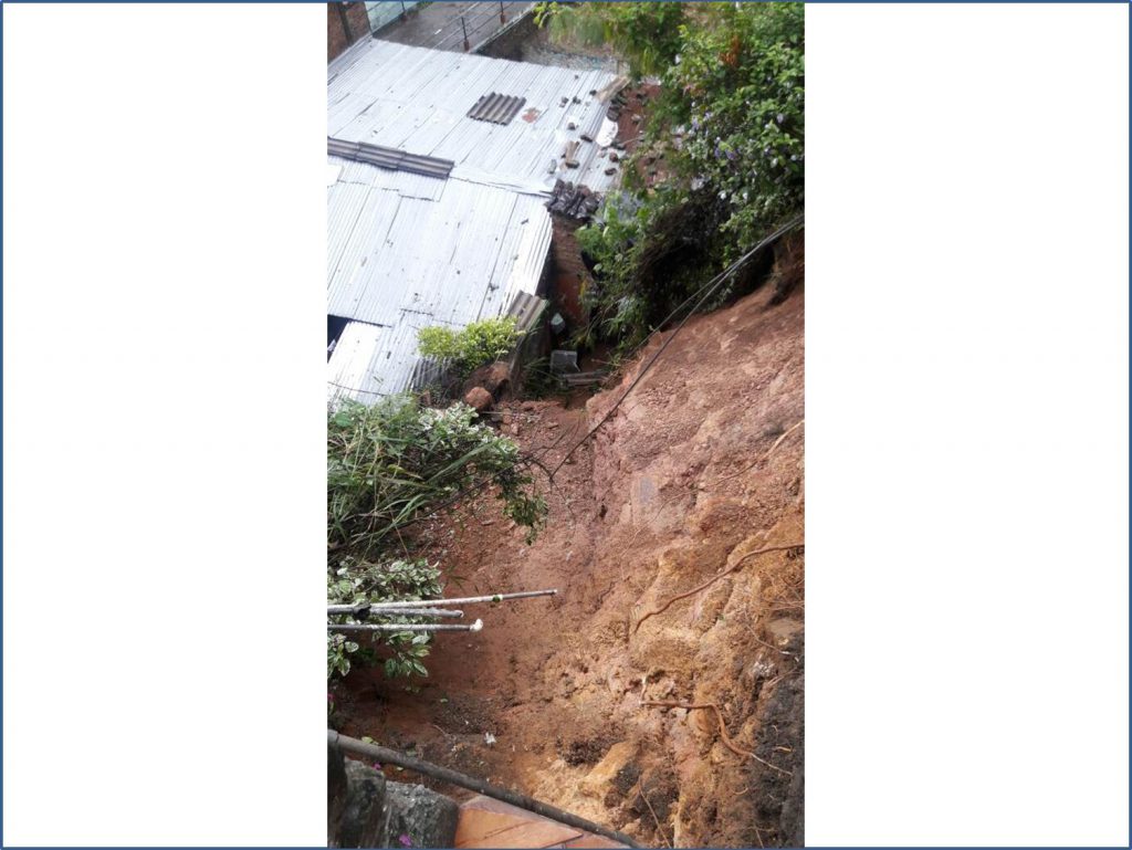 Lluvias provocaron deslizamiento de tierra en Siloé que afectó dos casas