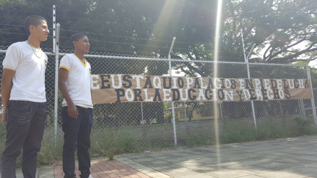 Alumnos del Eustaquio Palacios protestan por administración