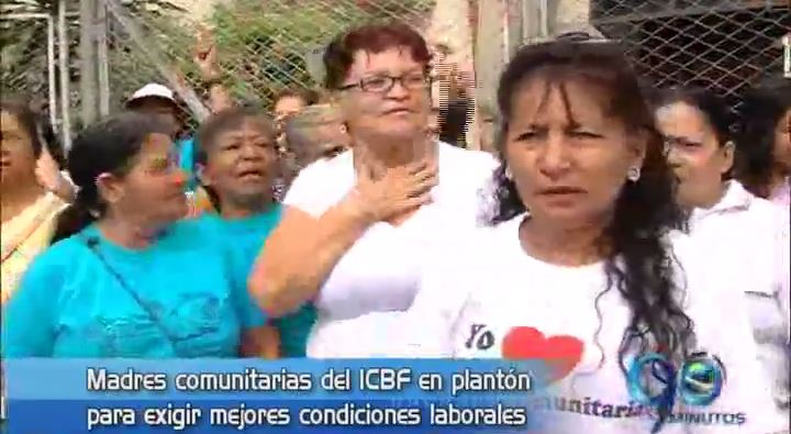 Madres comunitarias realizaron plantón ante la sede del ICBF