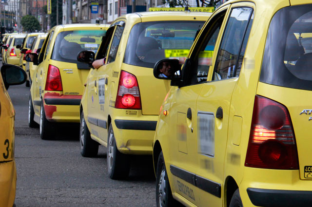 Desde hoy tarifa mínima de taxi será de 4.700 pesos