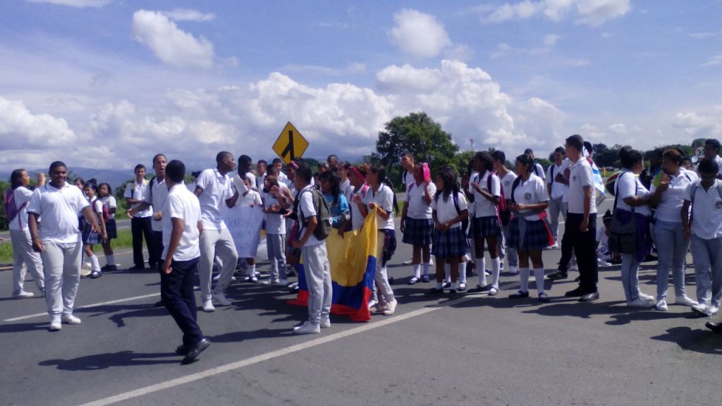Estudiantes de Guacarí bloquearon la vía Panamericana