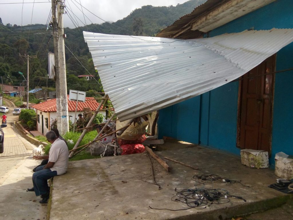 Fuertes lluvias y vientos huracanados afectaron 30 casas en Felidia
