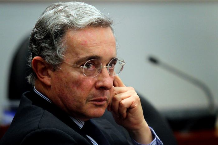 Uribe dice a Santos que es "inútil" invitarle a diálogo sobre paz
