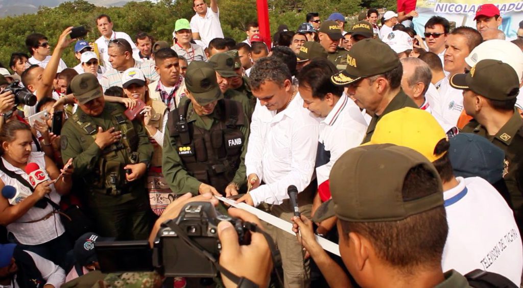 Miles de venezolanos entran a Colombia tras apertura de frontera