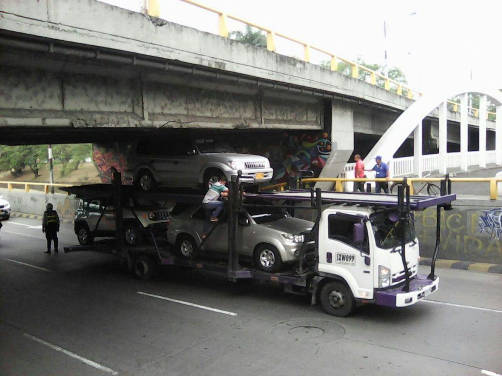 Vuelve y Juega, camión queda atascado bajo puente vehicular