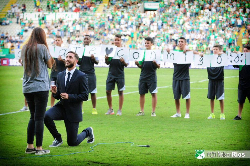 Luis Calderón pidió la mano de su novia en el clásico de verdes