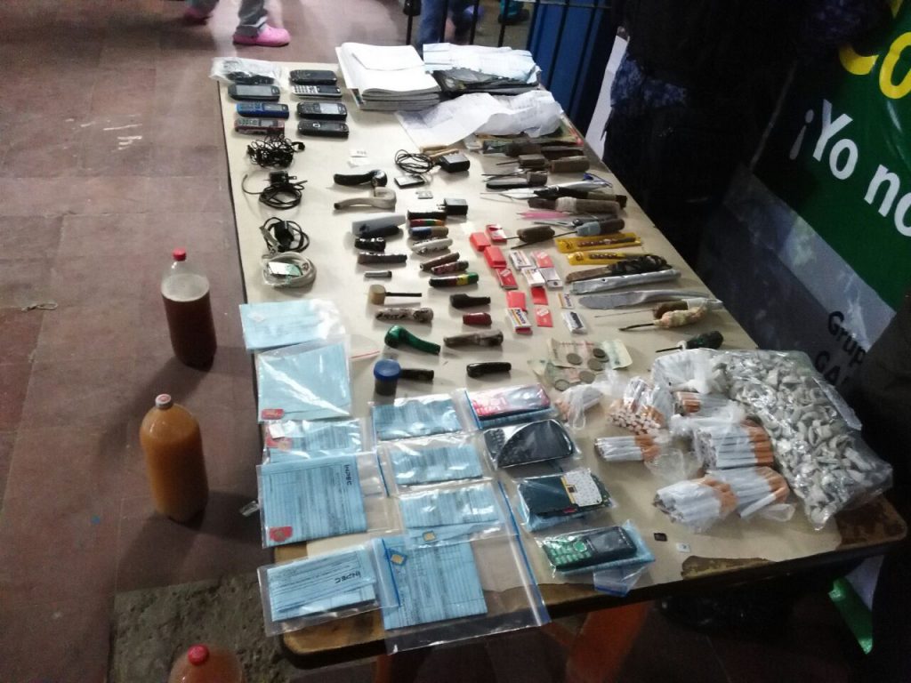 Policía incautó drogas, celulares y armas en la cárcel de Buenaventura