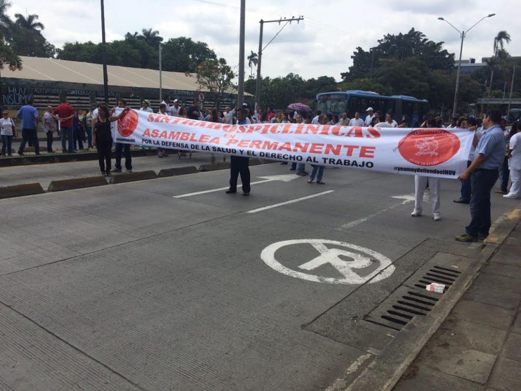 Trabajadores del HUV bloquearon la Calle 5ª en protesta por despido masivo