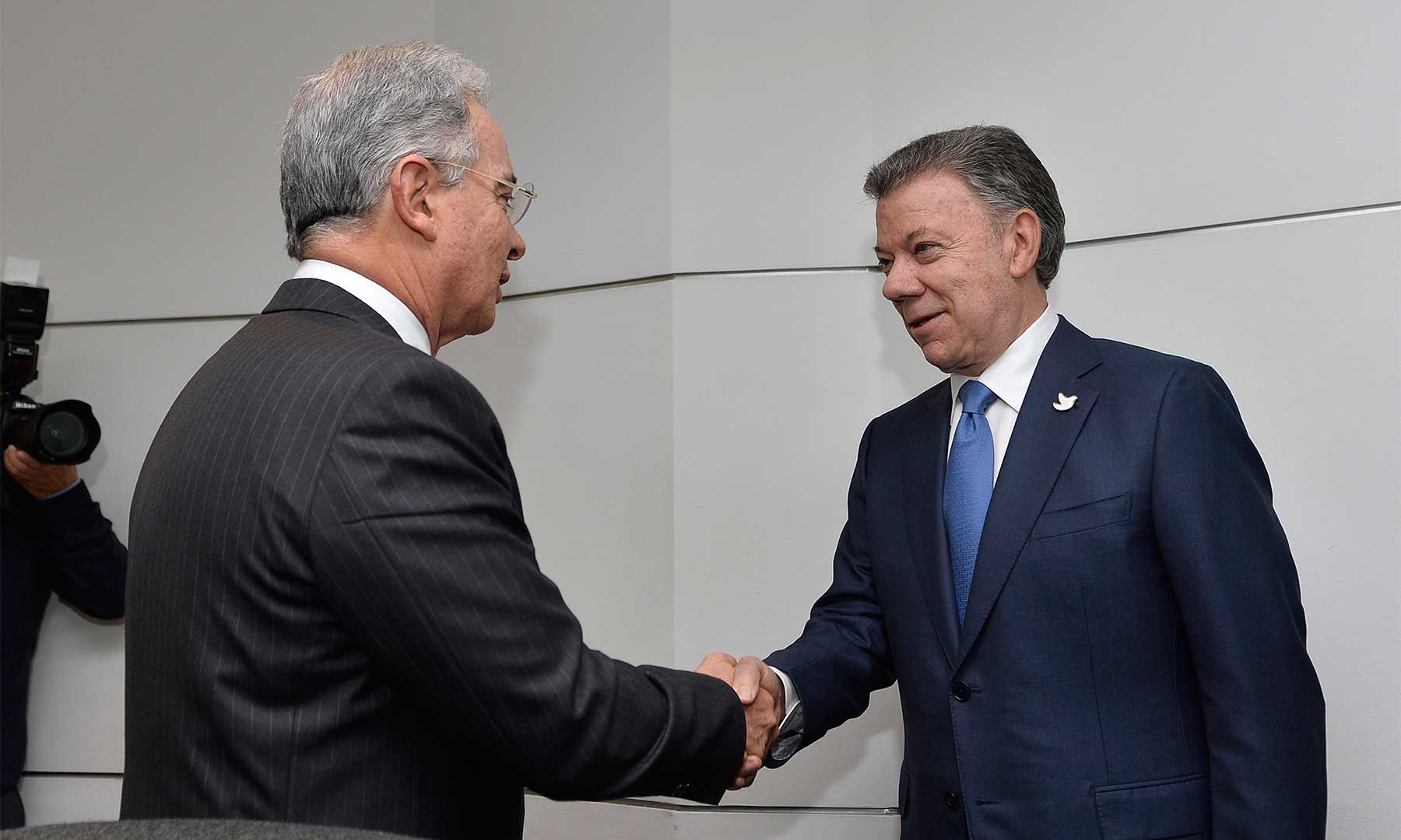 Avanza reunión entre presidente Juan Manuel Santos y Álvaro Uribe Vélez