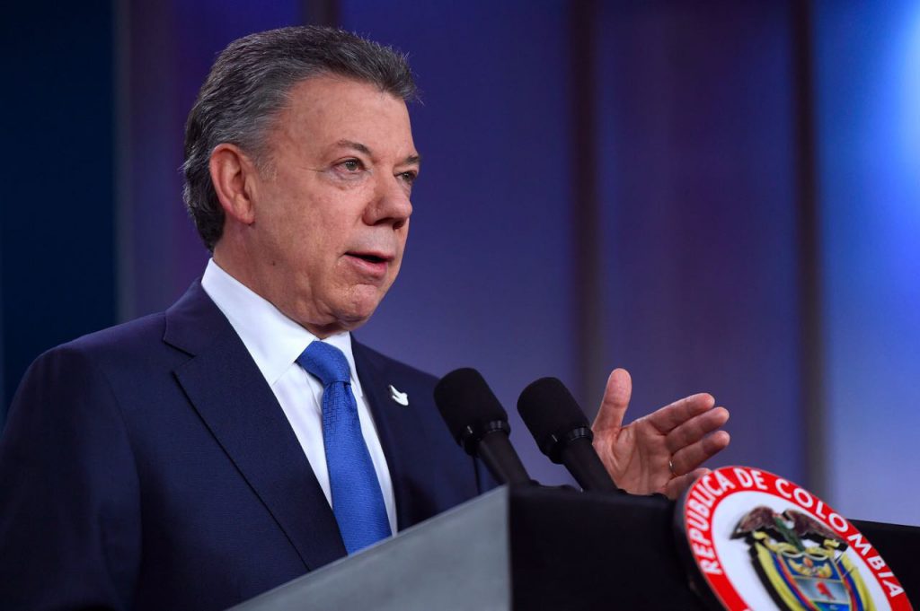 "Avanzar en diálogo con ELN hará que paz sea completa": Santos