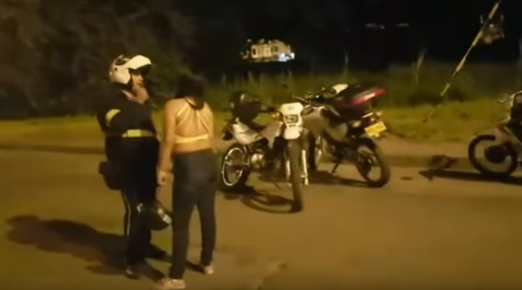 Detienen a una mujer por agredir a dos agentes de Tránsito en Tuluá, Valle