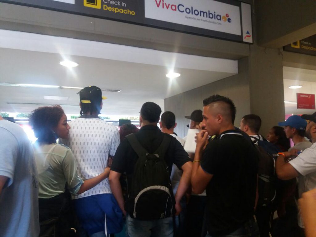 Viajeros protestan por cancelación de vuelo de VivaColombia