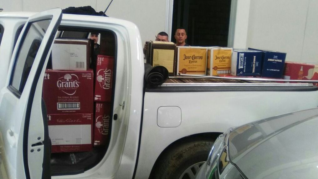 Capturan dos hombres por contrabando de licores y cigarrillos en Acopi