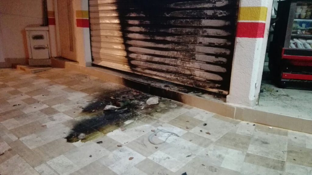 Artefacto explosivo fue lanzado a una panadería en el oriente de Cali