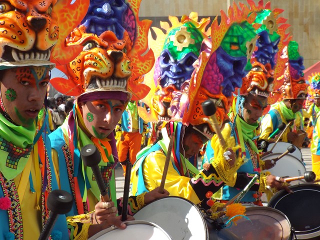 Así se vivió el Desfile Magno en el Carnaval de Negros y Blancos