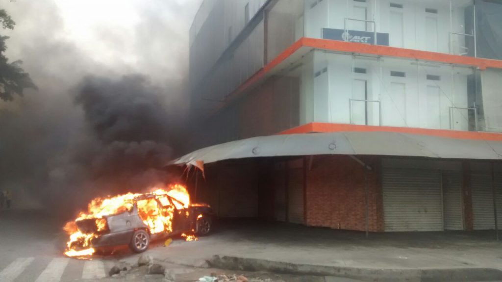 Tres lesionados deja incendio de vehículo en la Simón Bolívar