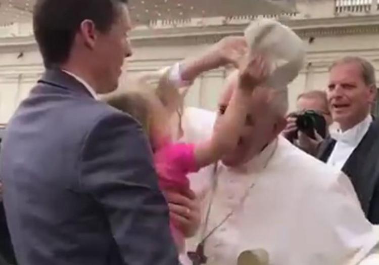 Video: Niña de tres años intentó “robarle” el solideo del Papa