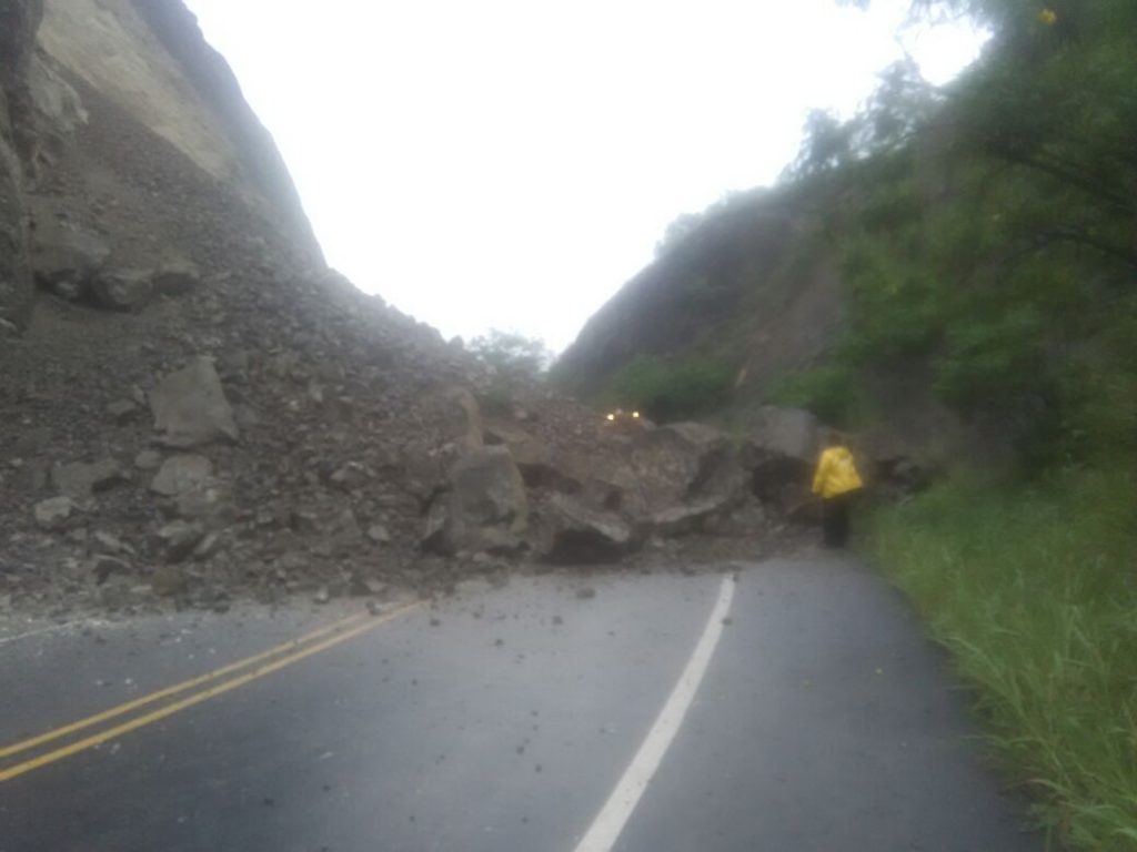 Vía Yumbo-Mediacanoa permanece cerrada por derrumbe en el kilómetro 48
