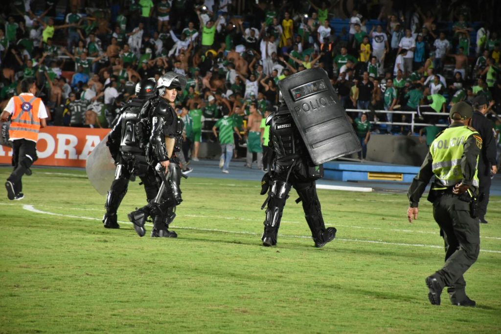 Clásico caleño terminó en una batalla campal en el estadio Pascual Guerrero
