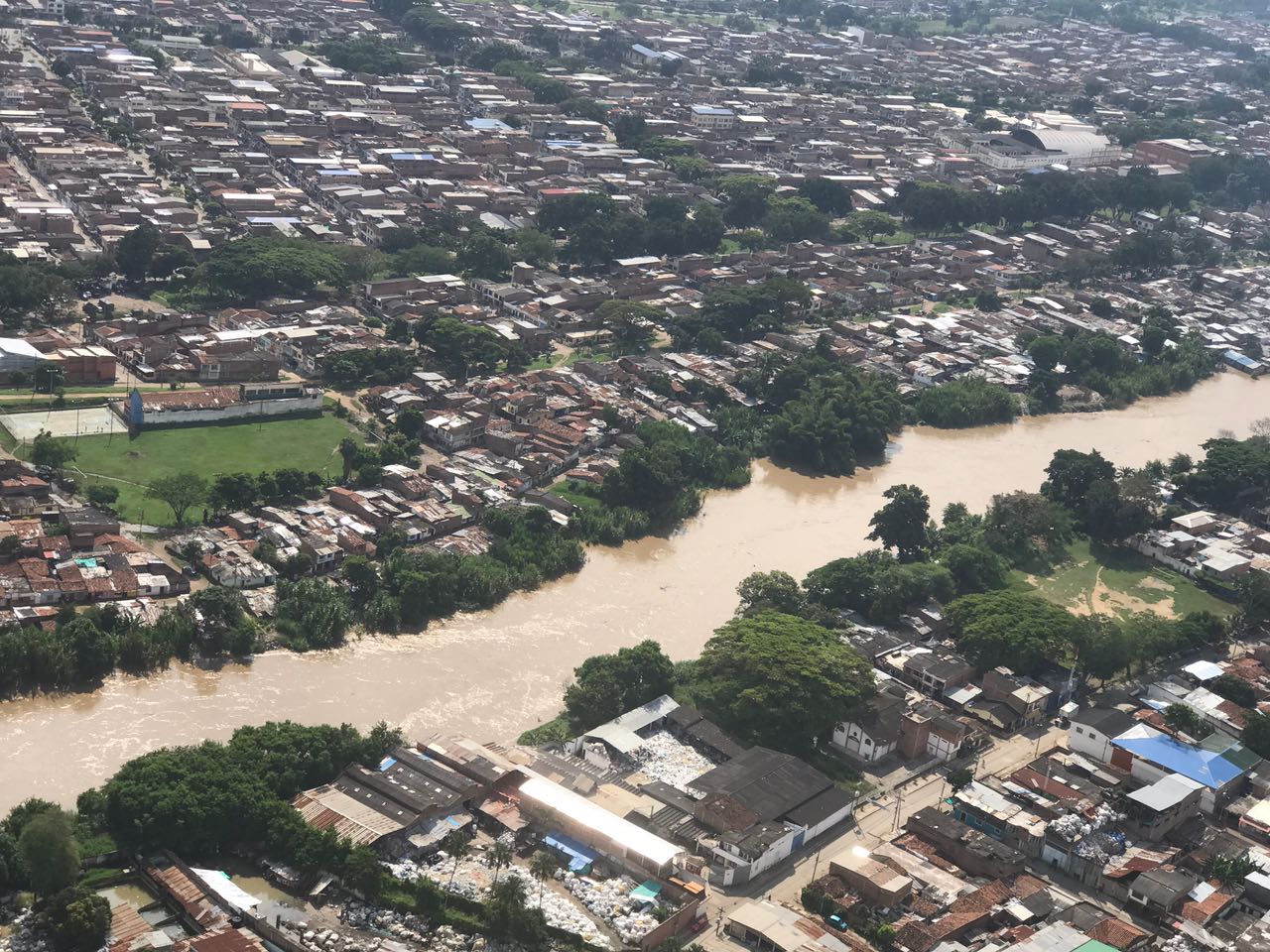Alerta roja: Alto nivel del río Cauca obligó a la evacuación de familias en Juanchito