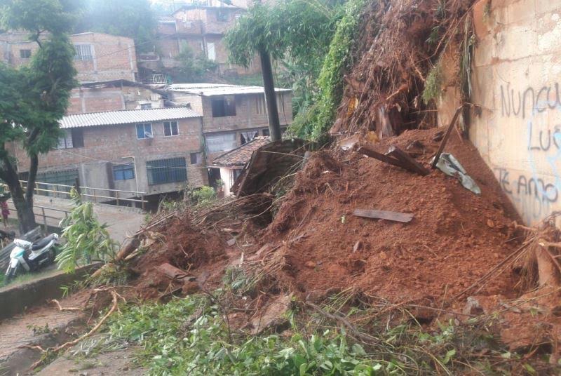 Derrumbe de muro de contención provocó emergencia en el sector de Los Chorros