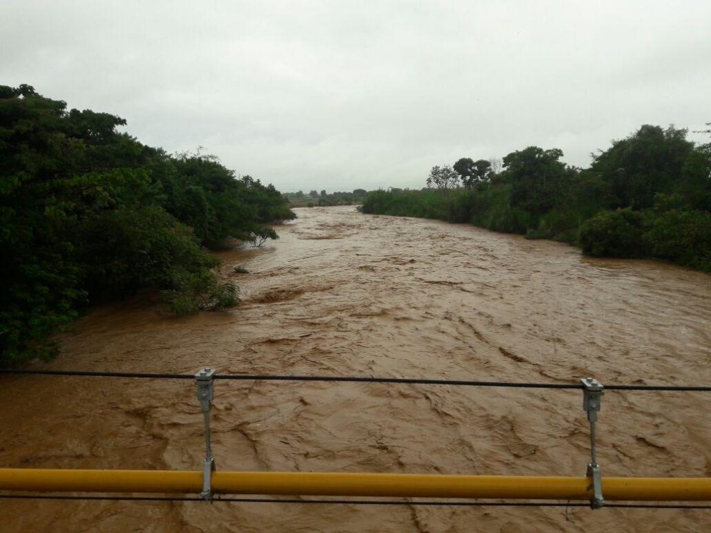 Fuertes lluvias en Riofrío obligan a la evacuación de por lo menos 400 familias