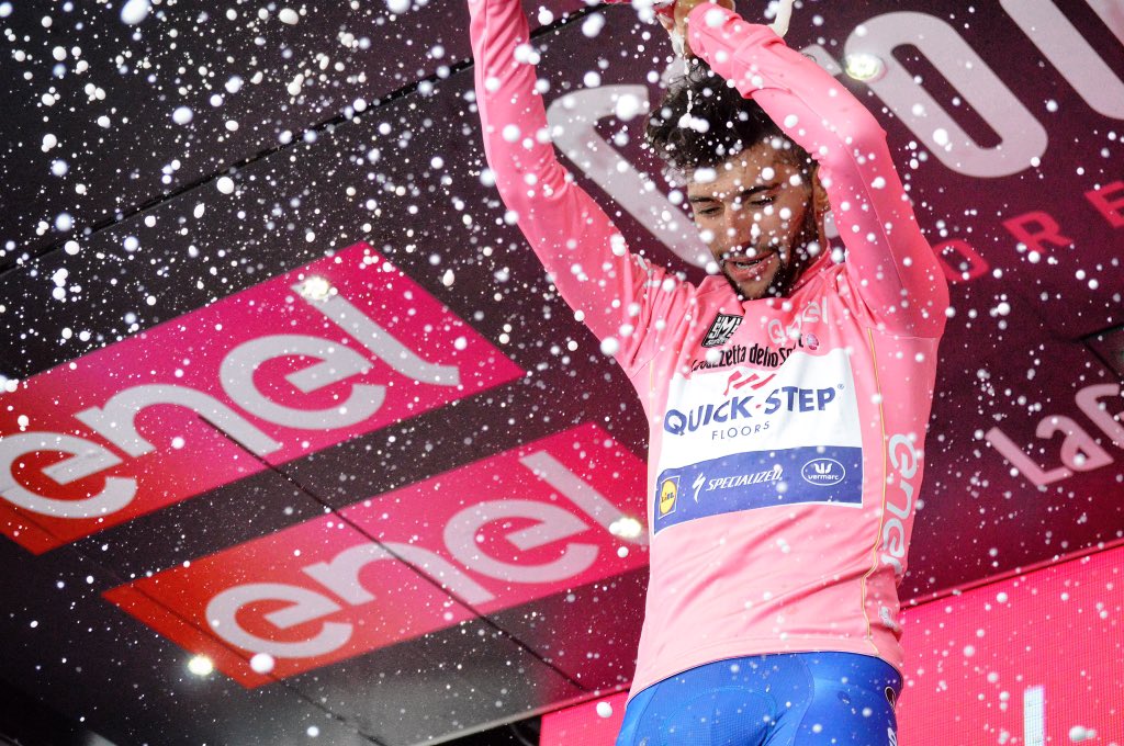 Fernando Gaviria, nuevo líder del Giro de Italia tras ganar la tercera etapa