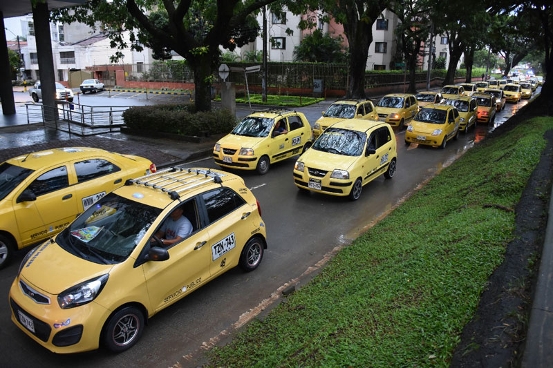 Taxistas protestaron contra legalización de apps de servicio particular