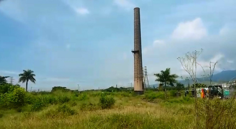 En video: Derrumban chimenea térmica más alta de Colombia para dar paso a granja solar