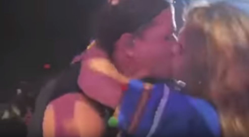 Fan enamorada "se come a besos" a Carlos Vives en pleno concierto