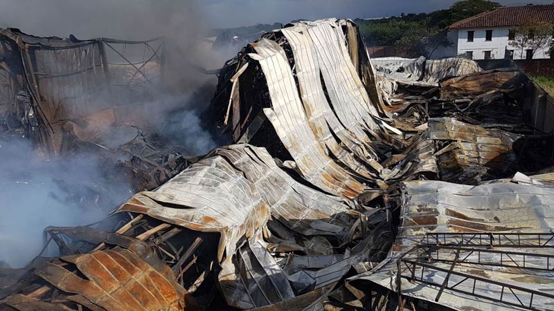 Incendio consumió el 70 % de dos bodegas en Yumbo