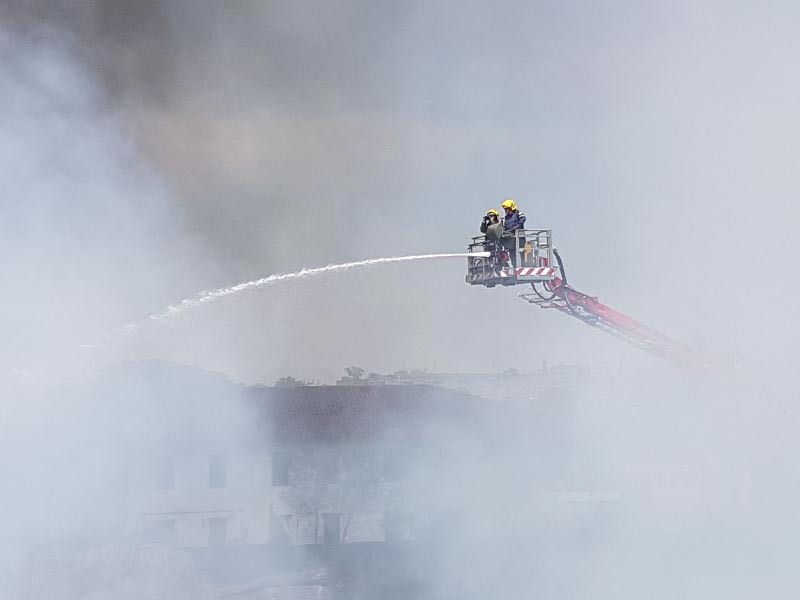 En imágenes: así combatieron el incendio en Acopi los Bomberos de Cali y Yumbo
