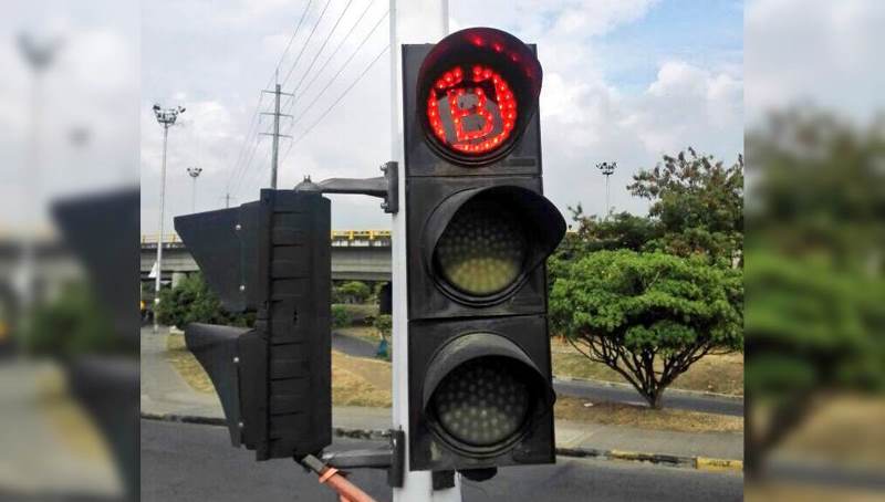 Autoridades de Cali avanzan en la limpieza de semáforos con adhesivos con la letra B