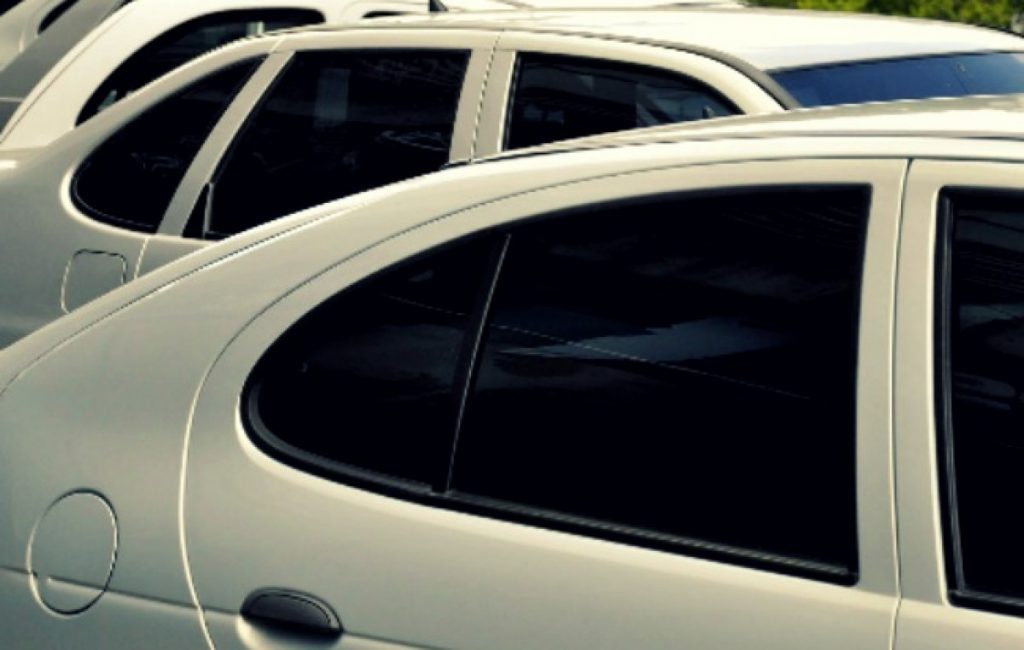 ¿Lo pueden multar si tiene los vidrios de su vehículo polarizado? Esto se sabe