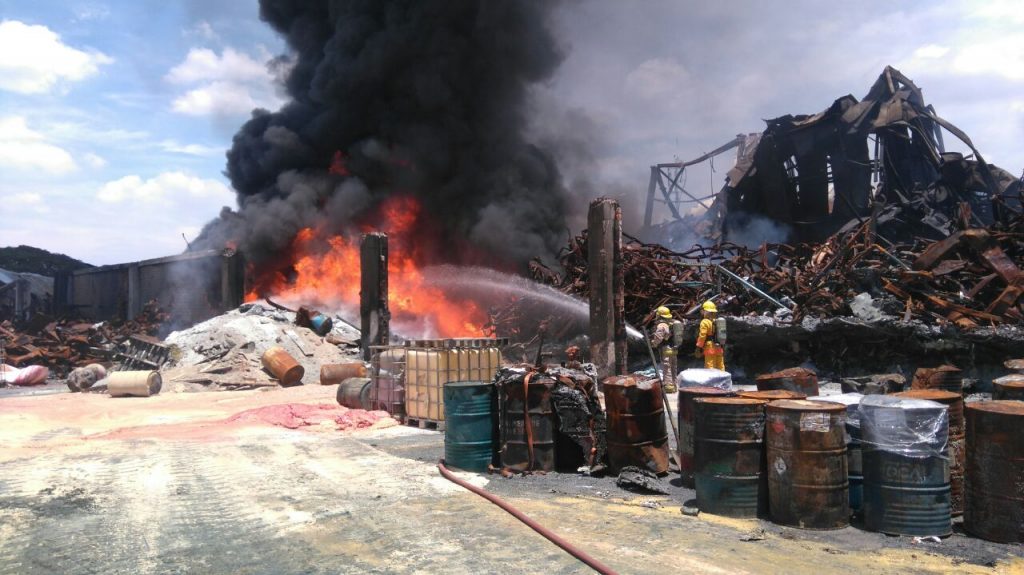 Reinició incendio en bodega del Parque Industrial Servicomex en Acopi, Yumbo