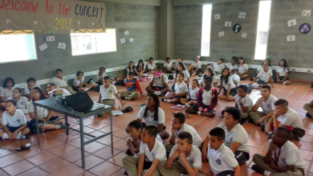 Estudiantes de colegio en Petecuy III protestan por falta de pupitres en las aulas
