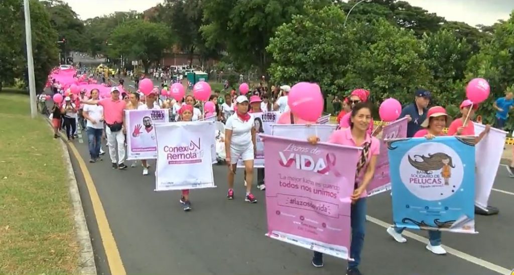 Caleños hicieron el lazo rosa gigante por la lucha contra el cáncer de mama
