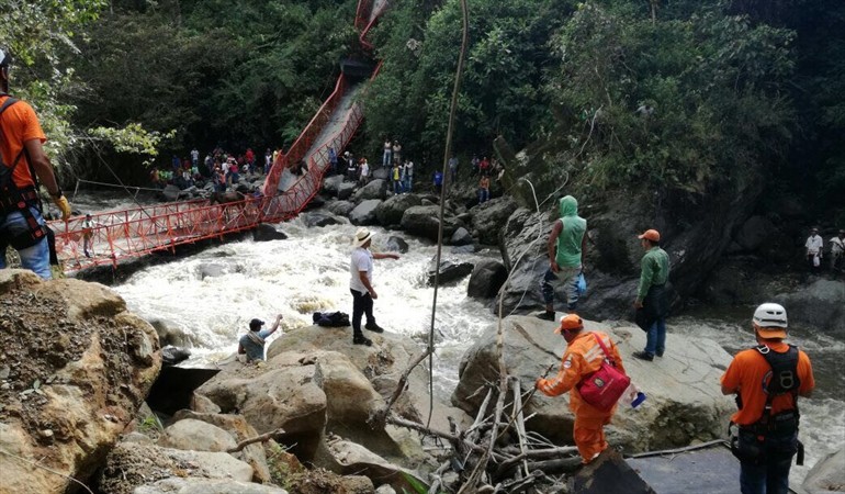 Continúan búsqueda de hombre desaparecido tras desplome de puente en Inzá, Cauca