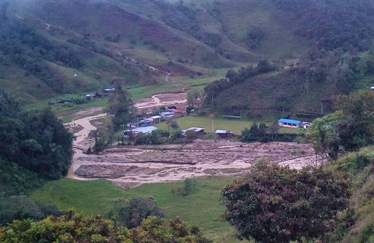 Evacuan a 36 familias de resguardo indígena en Morales, Cauca, por avalancha