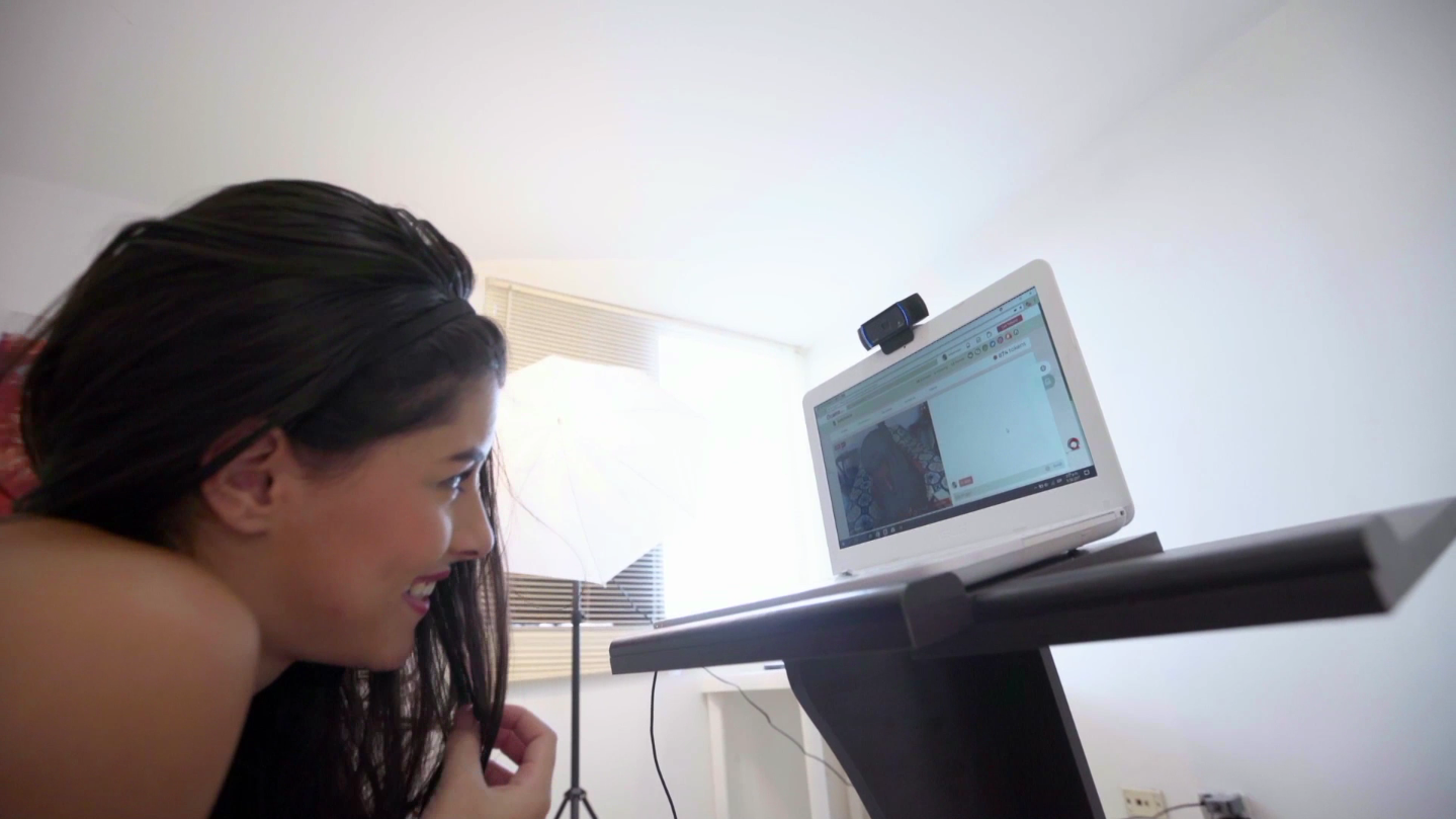 Dos modelos webcams cuentan secretos de su negocio en el ciberespacio