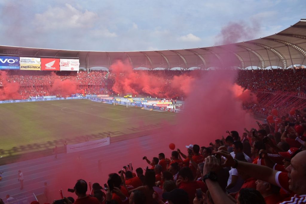 Nueva sanción para barras del América de Cali por ingreso de pólvora al estadio