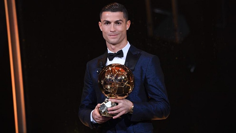Cristiano Ronaldo recibió su quinto Balón de Oro e iguala a Lionel Messi