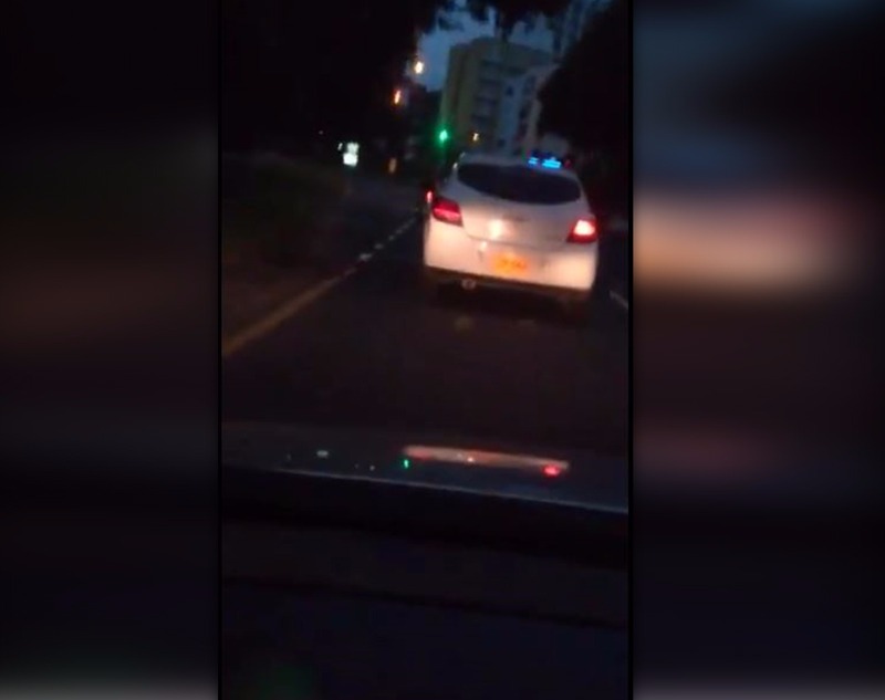 En video: individuos lanzan pólvora desde vehículo en vía pública de Cali