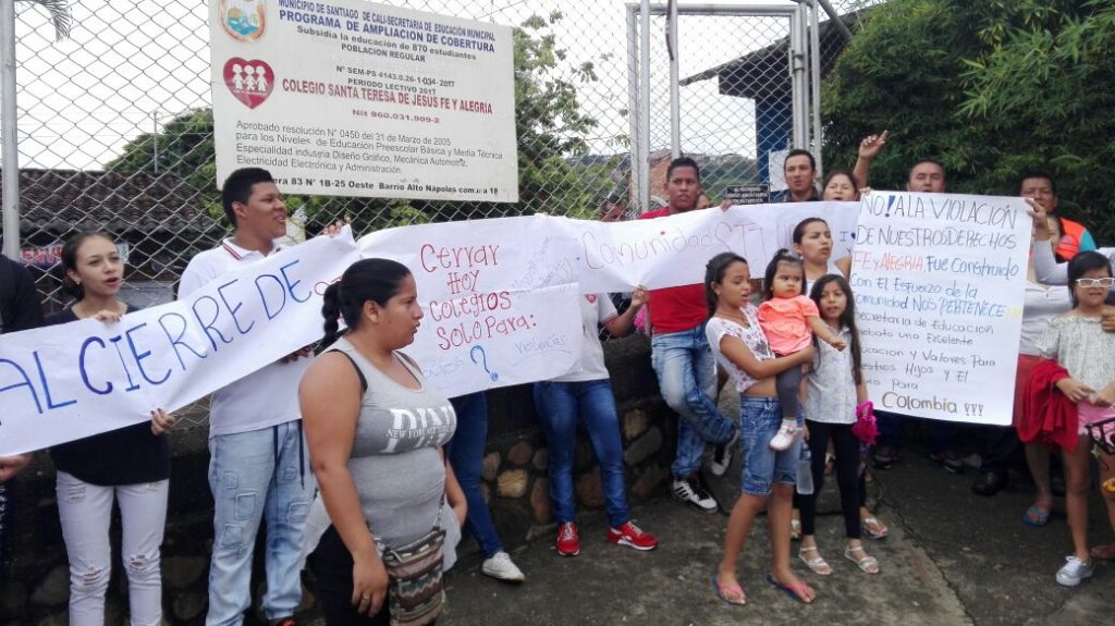 Padres en Alto Nápoles protestaron por cierre del colegio de sus hijos