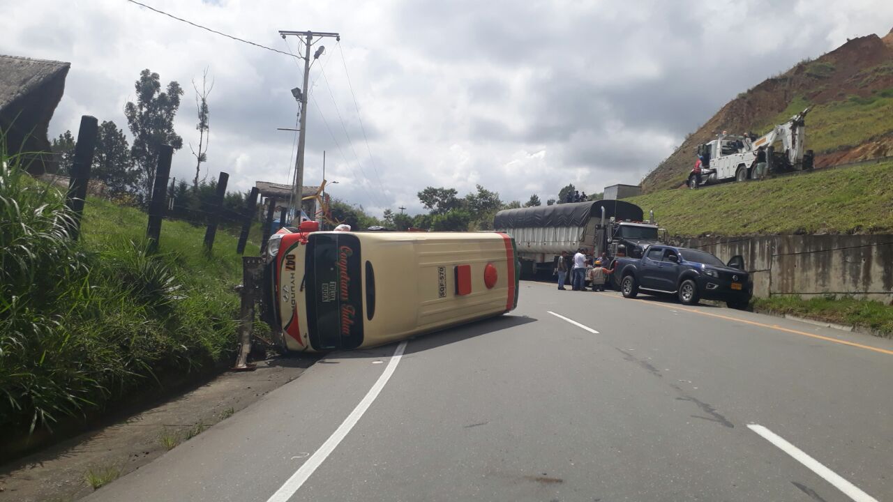 Tractocamión perdió los frenos y arrasó con 7 vehículos en vía Buga-Buenaventura