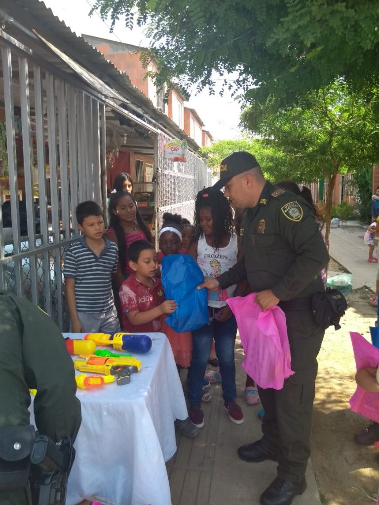 Con entrega de kits escolares, Policía busca reducir deserción escolar en el Valle